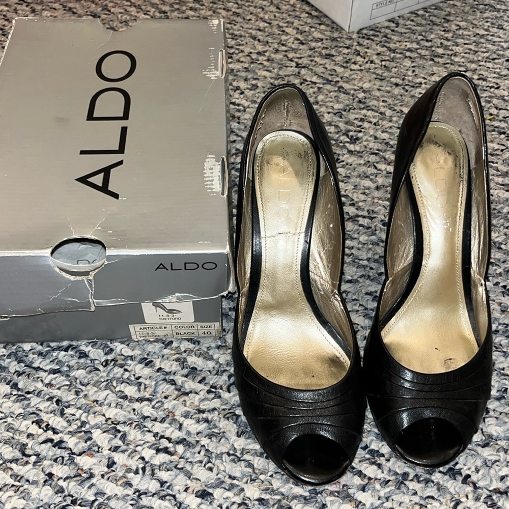 Peep toe pumps